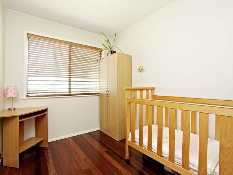 66 Dobbs st, Holland Park West QLD 4121