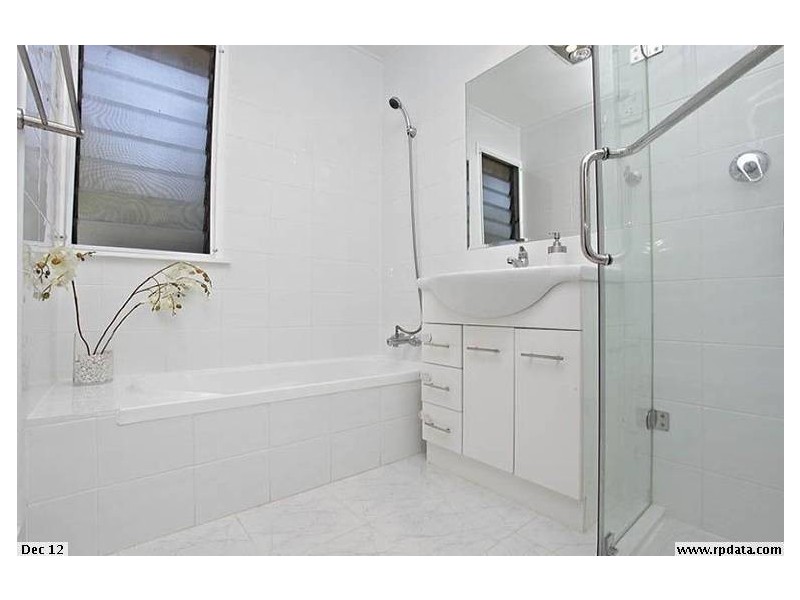 66 Dobbs st, Holland Park West QLD 4121