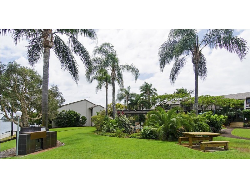 111 Markeri St, Mermaid Waters QLD 4218
