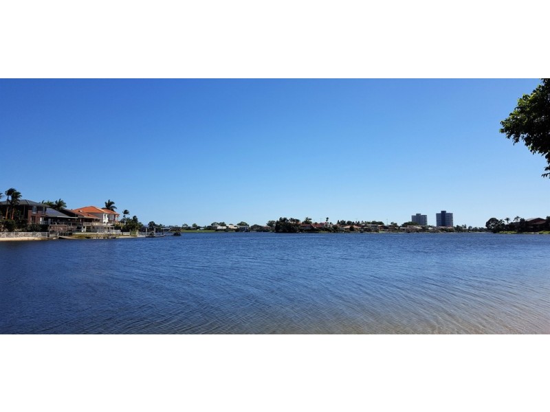 111 Markeri St, Mermaid Waters QLD 4218