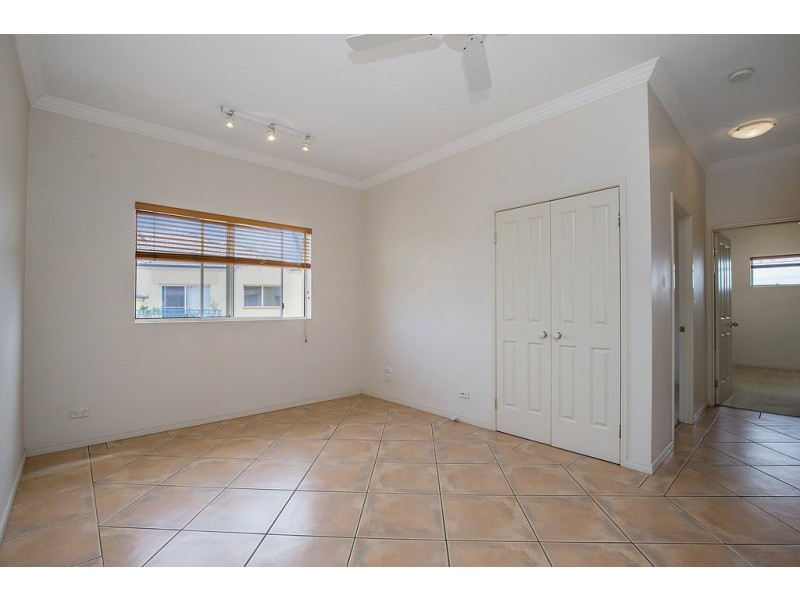 13/82 Limetree Parade, Runaway Bay QLD 4216