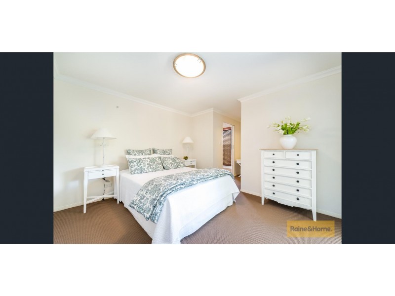 33 Mellum Crt, Pacific Pines QLD 4211