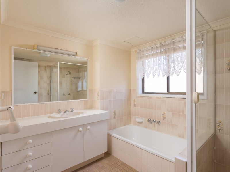 252 Marina Parade, Labrador QLD 4215