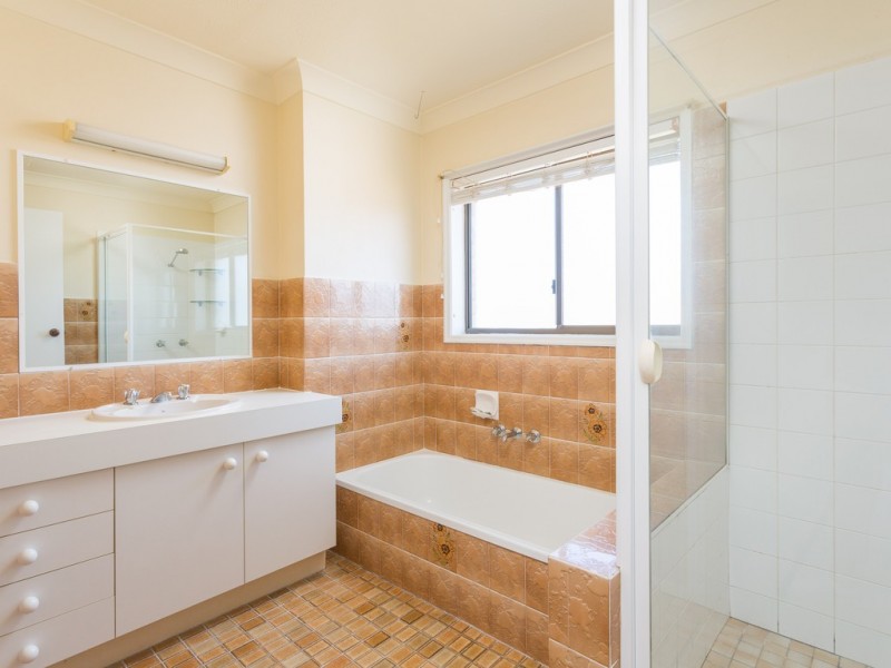 252 Marina Parade, Labrador QLD 4215