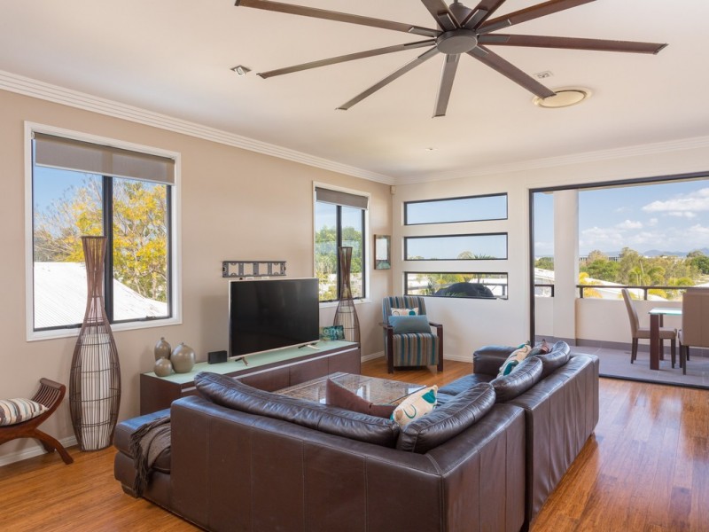 6009 The Boulevard, Benowa QLD 4217