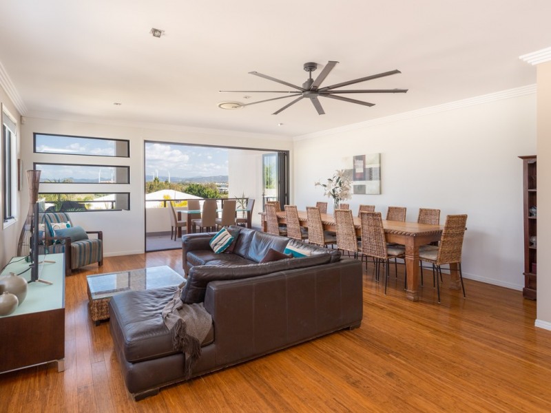 6009 The Boulevard, Benowa QLD 4217