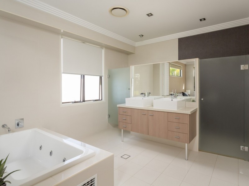 6009 The Boulevard, Benowa QLD 4217