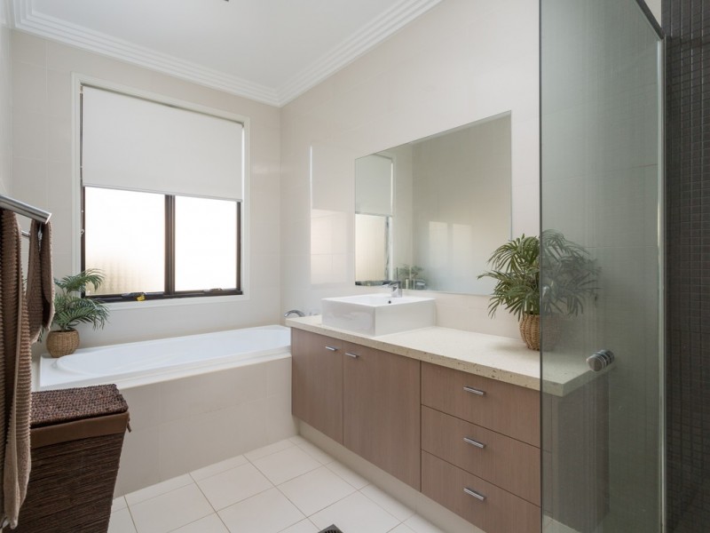 6009 The Boulevard, Benowa QLD 4217