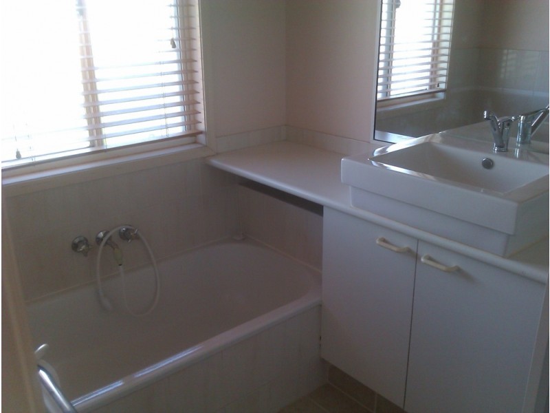 4/20 St Kevins Ave, Benowa QLD 4217