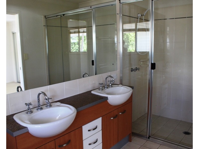 72 Greenway Cct, Mount Ommaney QLD 4074