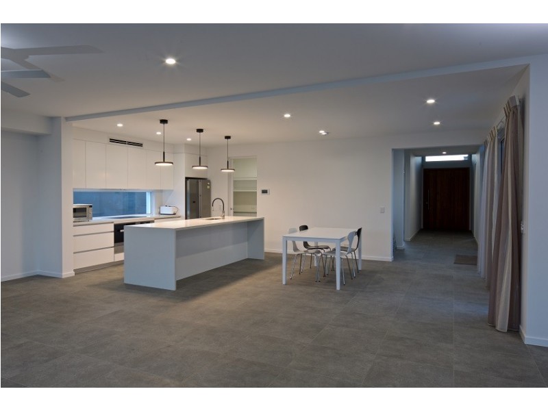 72 Lakeview Boulevard, Mermaid Waters QLD 4218
