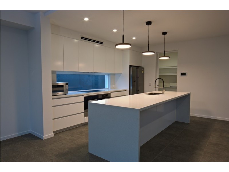 72 Lakeview Boulevard, Mermaid Waters QLD 4218