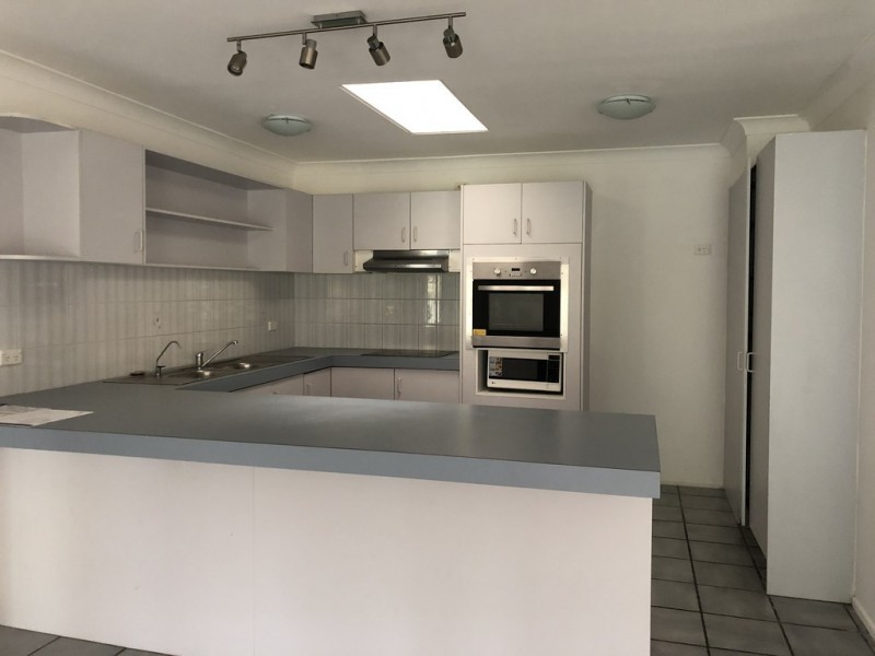 8 Dante Ct, Arundel QLD 4214