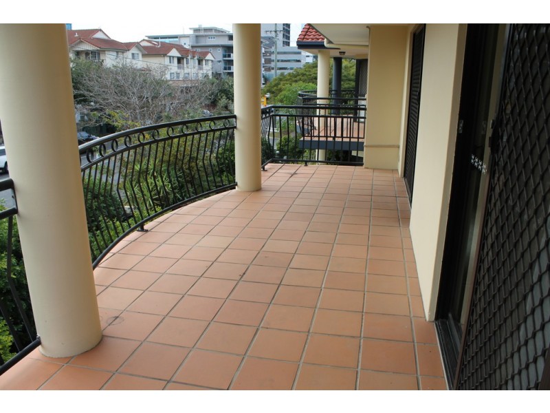 10/11 Holland St, Toowong QLD 4066