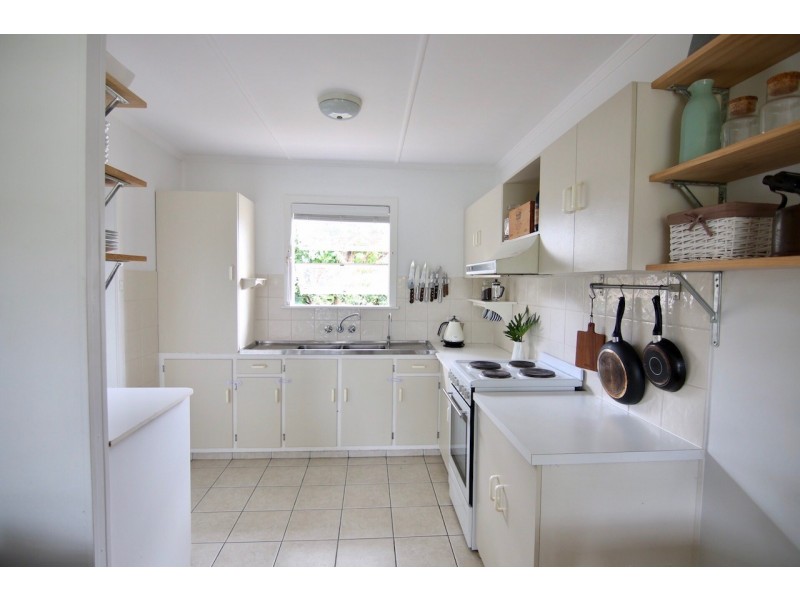 6 Lakeside Avenue, Broadbeach Waters QLD 4218
