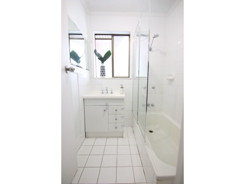 6 Lakeside Avenue, Broadbeach Waters QLD 4218
