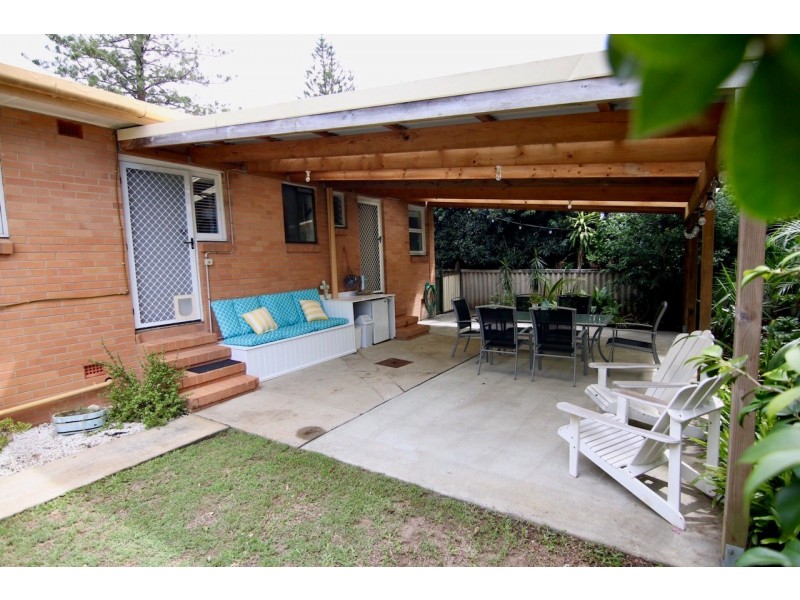 6 Lakeside Avenue, Broadbeach Waters QLD 4218