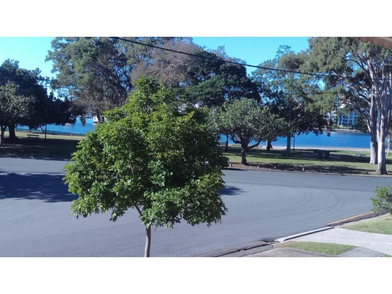 4/4 Milton Avenue, Paradise Point QLD 4216