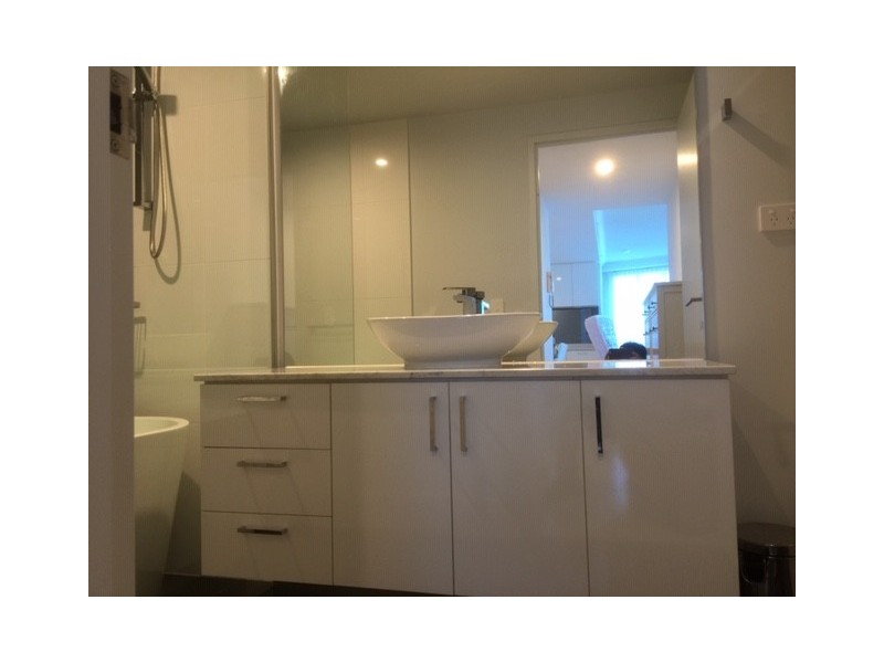 5 HARBOUR SIDE COURT, Biggera Waters QLD 4216