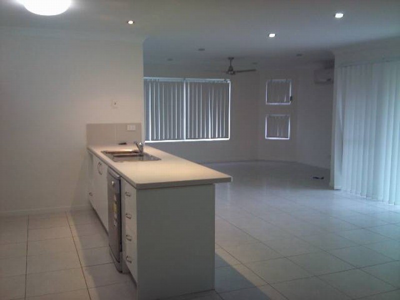 2/2 Marks Drive, Varsity Lakes QLD 4227