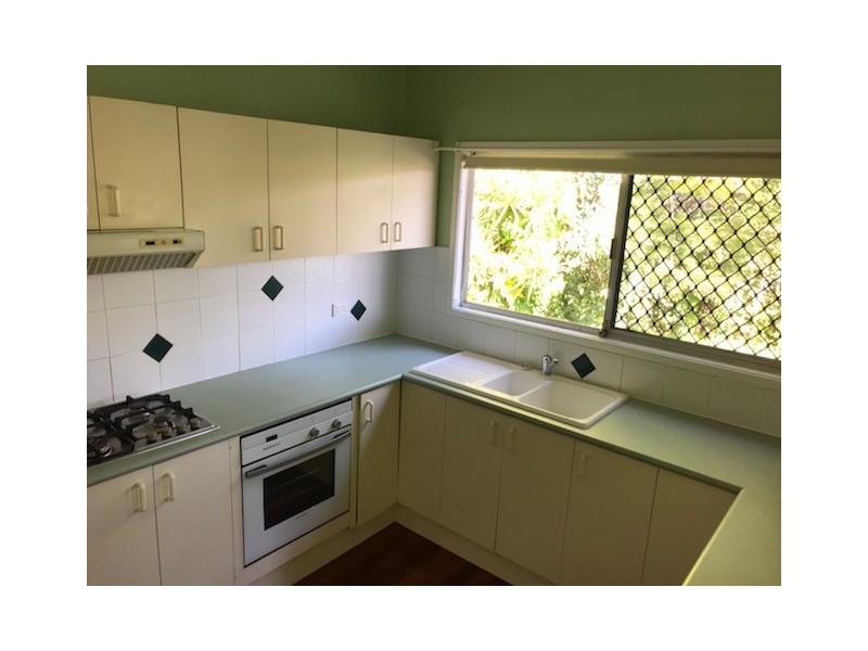 4 Raymond Avenue, Bundall QLD 4217