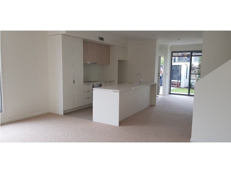 65 The Boulevard, Emerald Lakes, Carrara QLD 4211