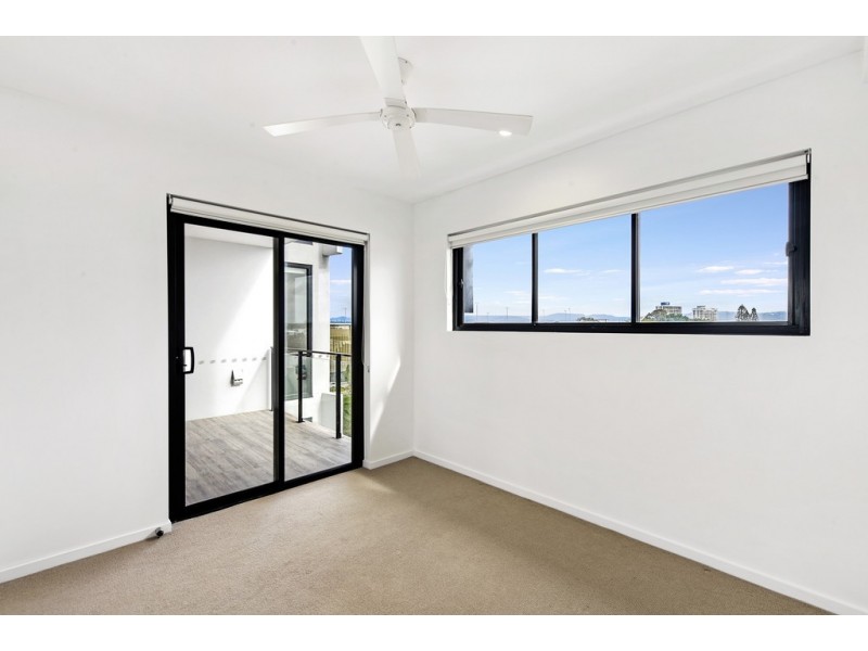 207/9 Hooker BLVD, Broadbeach Waters QLD 4218