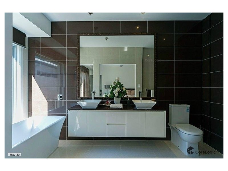 9119 Peter Senior Drive, Hope Island QLD 4212