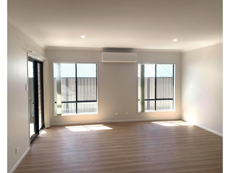 17 Mount hill St, Hillcrest QLD 4118