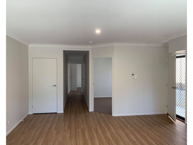 17 Mount hill St, Hillcrest QLD 4118