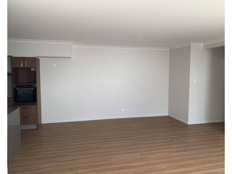 17 Mount hill St, Hillcrest QLD 4118