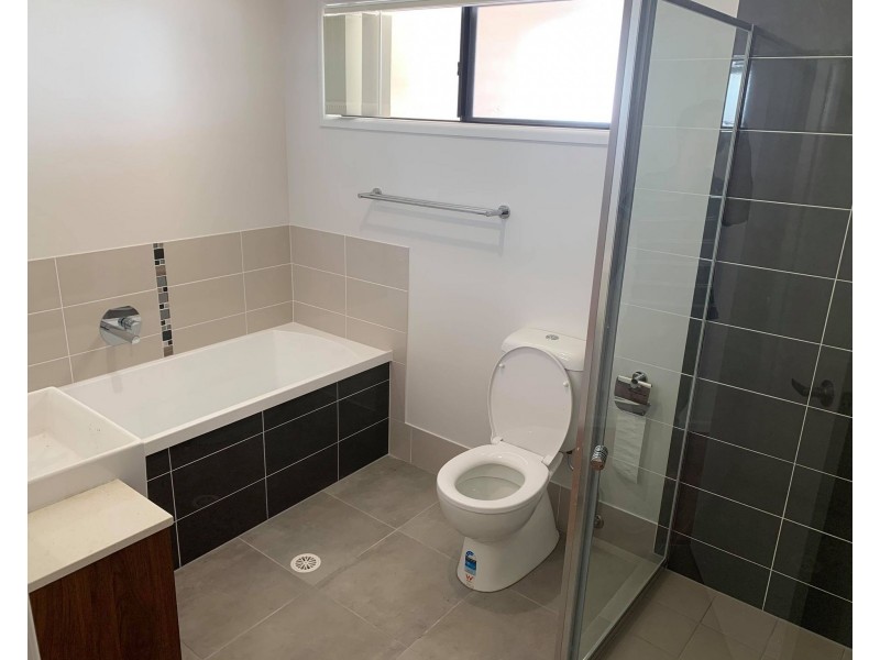 17 Mount hill St, Hillcrest QLD 4118