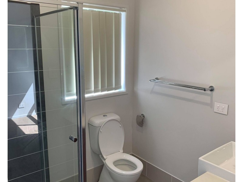 17 Mount hill St, Hillcrest QLD 4118