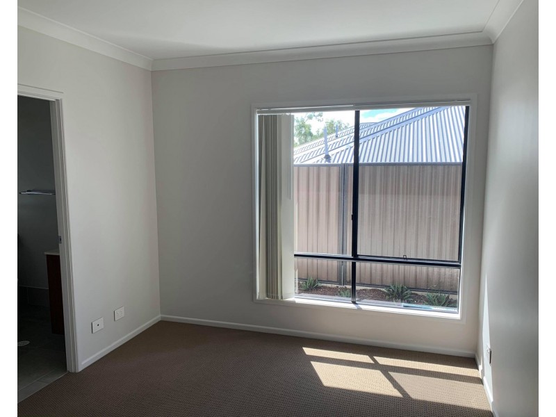 17 Mount hill St, Hillcrest QLD 4118