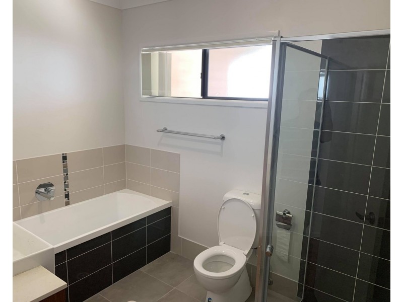 17 Mount hill St, Hillcrest QLD 4118