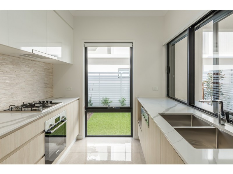 21/33 Sickle Avenue, Hope Island QLD 4212