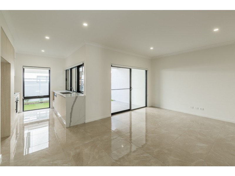 21/33 Sickle Avenue, Hope Island QLD 4212