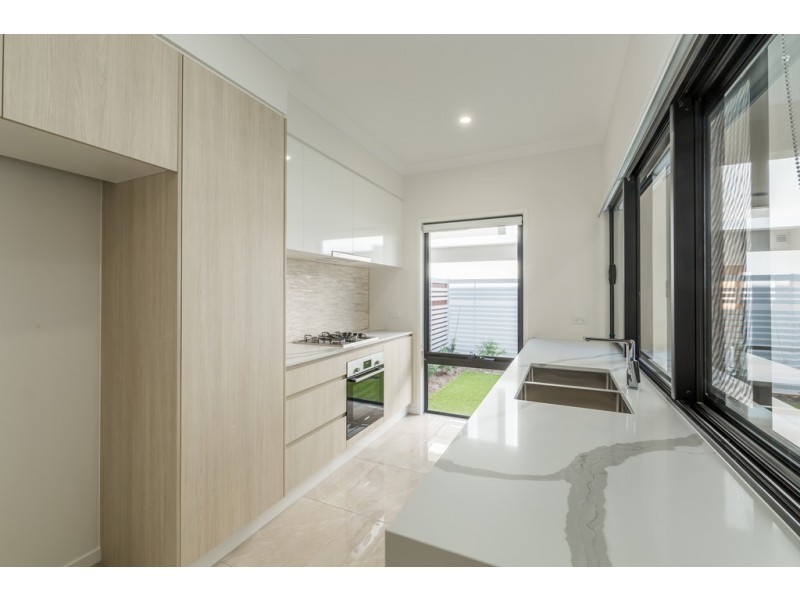 21/33 Sickle Avenue, Hope Island QLD 4212