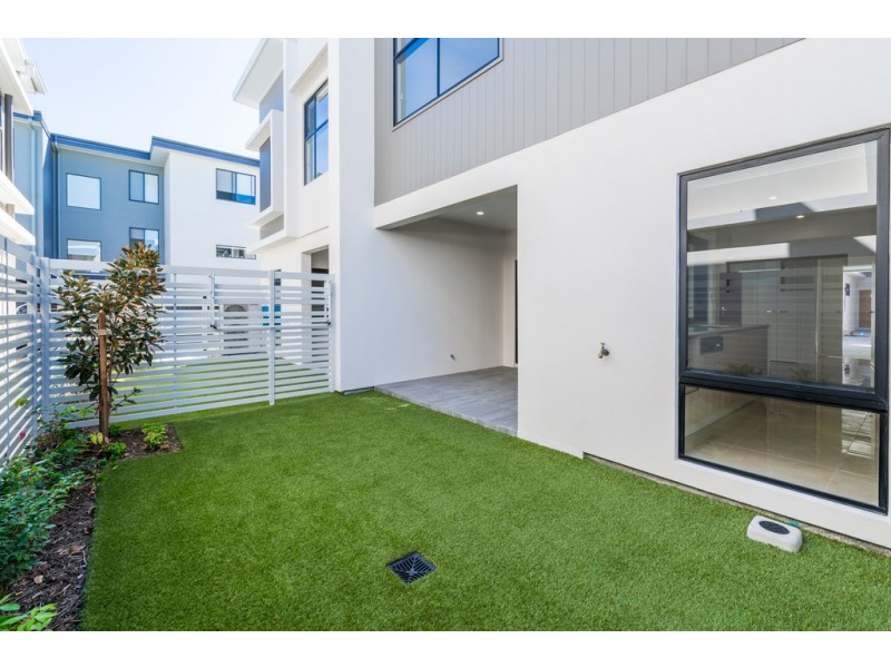 21/33 Sickle Avenue, Hope Island QLD 4212