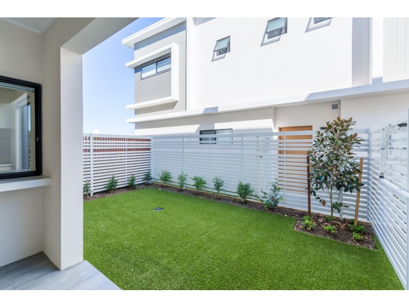 21/33 Sickle Avenue, Hope Island QLD 4212