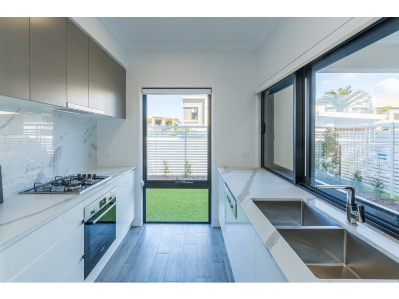 7/33 Sickle Avenue, Hope Island QLD 4212