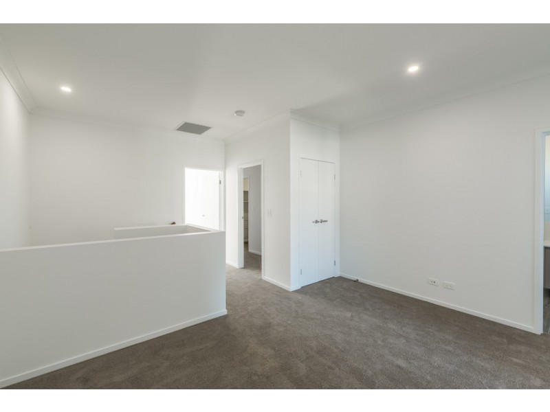 7/33 Sickle Avenue, Hope Island QLD 4212