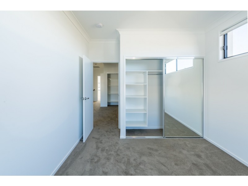 7/33 Sickle Avenue, Hope Island QLD 4212