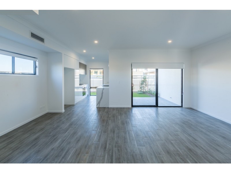 7/33 Sickle Avenue, Hope Island QLD 4212