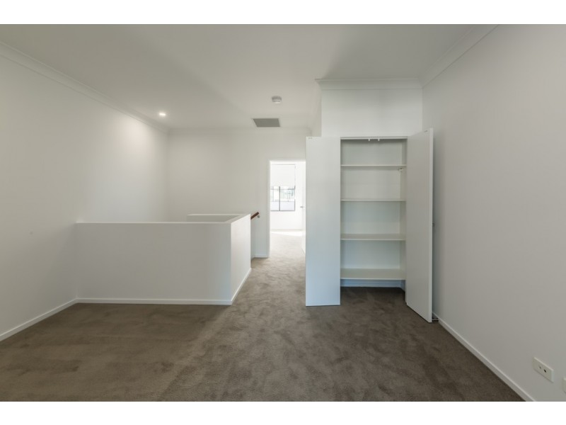 1/33 Sickle Avenue, Hope Island QLD 4212