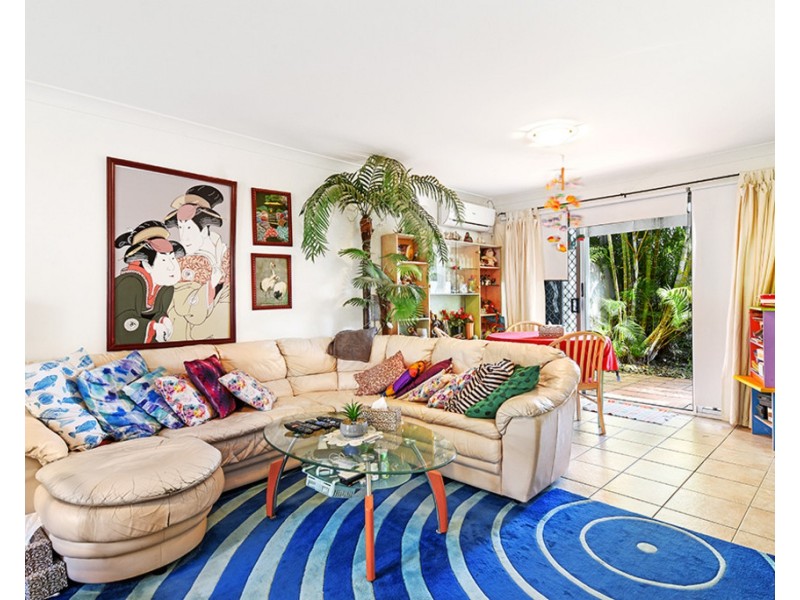 2/100 Cotlew Street East, Southport QLD 4215