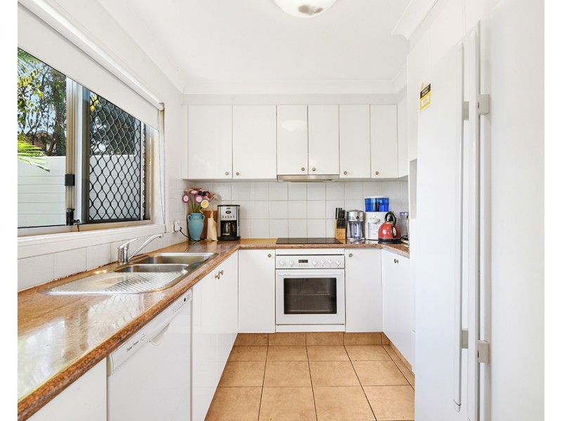 2/100 Cotlew Street East, Southport QLD 4215