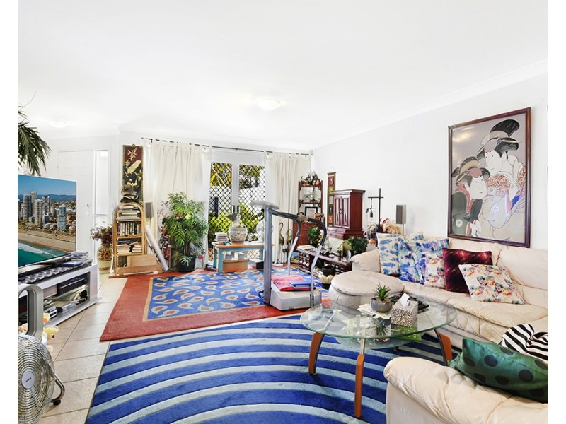 2/100 Cotlew Street East, Southport QLD 4215