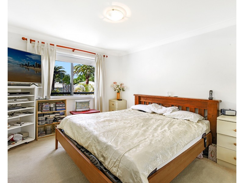 2/100 Cotlew Street East, Southport QLD 4215
