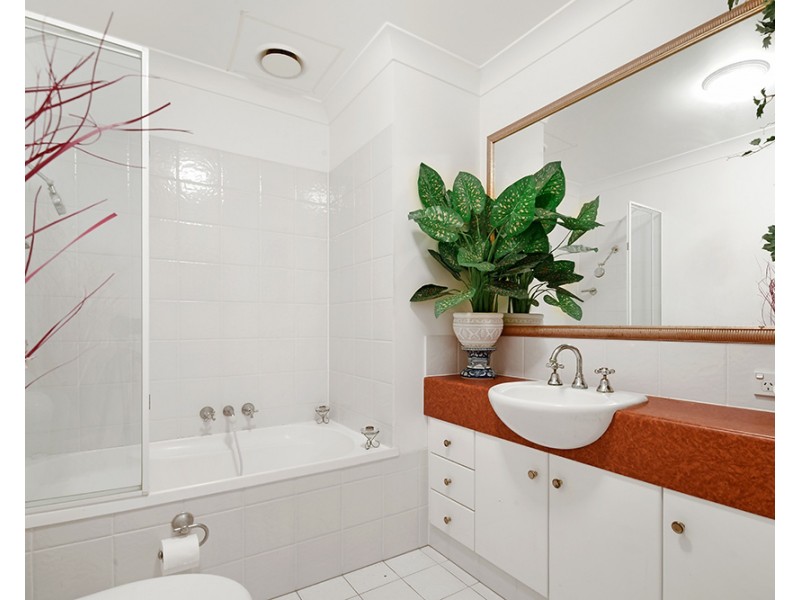 2/100 Cotlew Street East, Southport QLD 4215